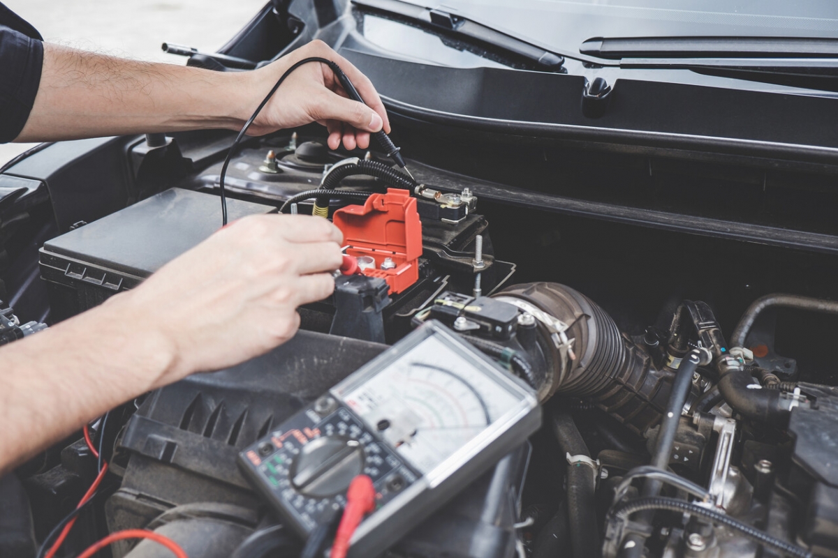 mec&acirc;nico verificando consumo el&eacute;trico da bateria do carro
