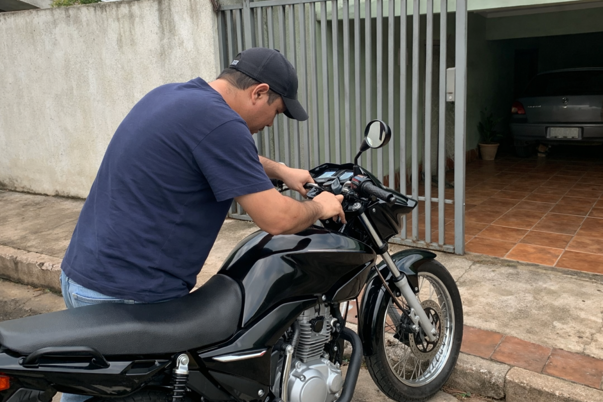 Does a parked motorcycle drain the battery? Understand why this happens